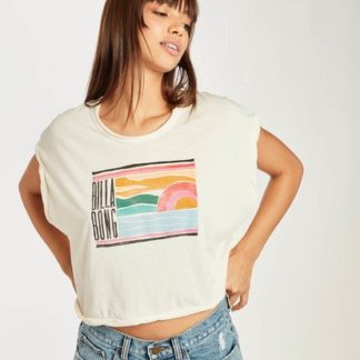 Sei il mio sole e le mie stelle marine. Mostra il tuo amore per tutte le cose al mare con la Surf Spray Tee. La t-shirt grafica da donna presenta una stampa oceano e sole sul davanti e una costruzione in jersey di cotone morbido. Caratteristiche: T-shirt grafica da donna Stampa "Surf Spray" sul petto Vestibilità morbida Materiale: jersey di cotone